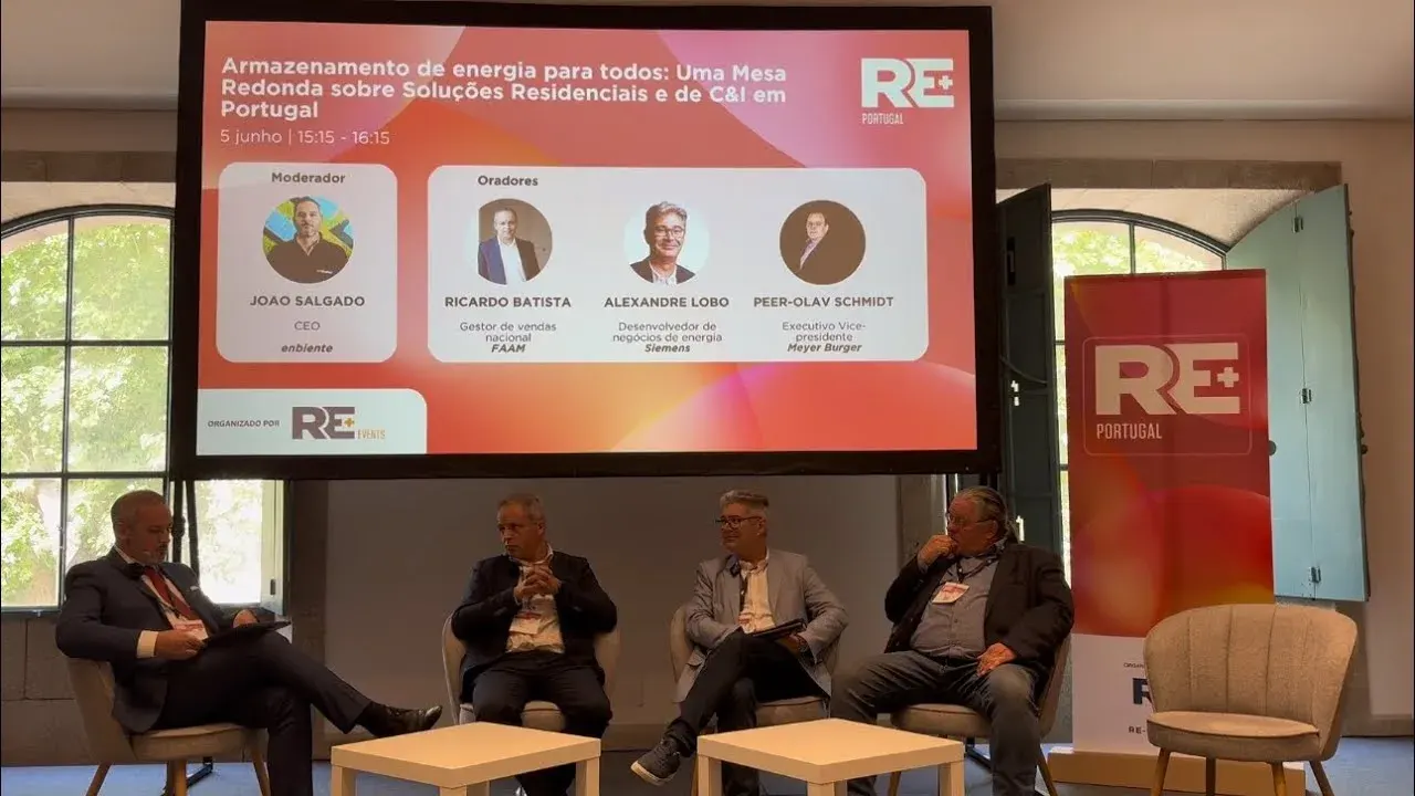 Mesa redonda «Armazenamento de energia para todos» no RE+ Portugal 2025, com João Salgado (Enbiente), Ricardo Batista (FAAM), Alexandre Lobo (Siemens) e Peer-Olav Schmidt (Meyer Burger)