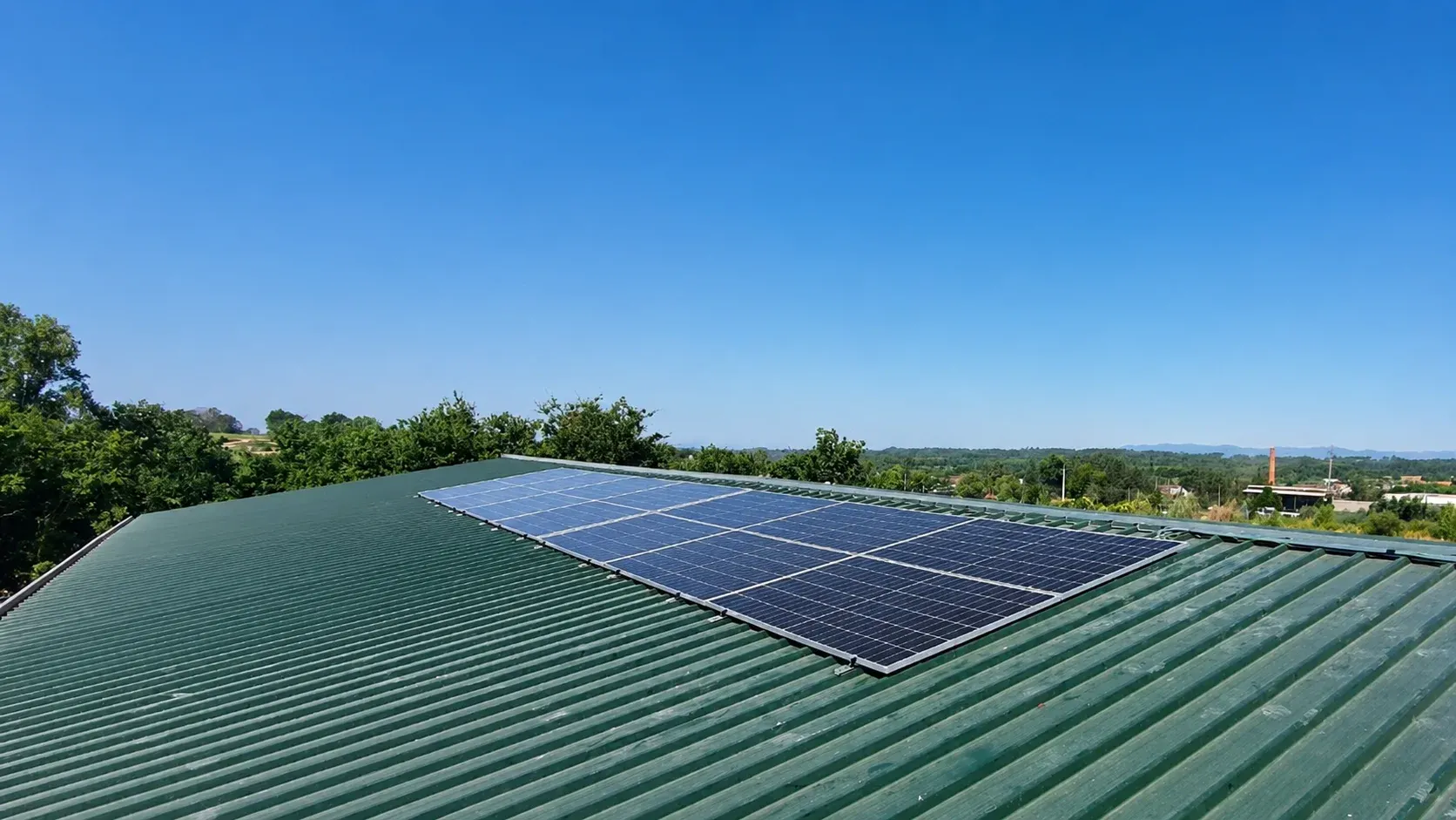 Autonomous photovoltaic system installed at a home in Carregal do Sal.