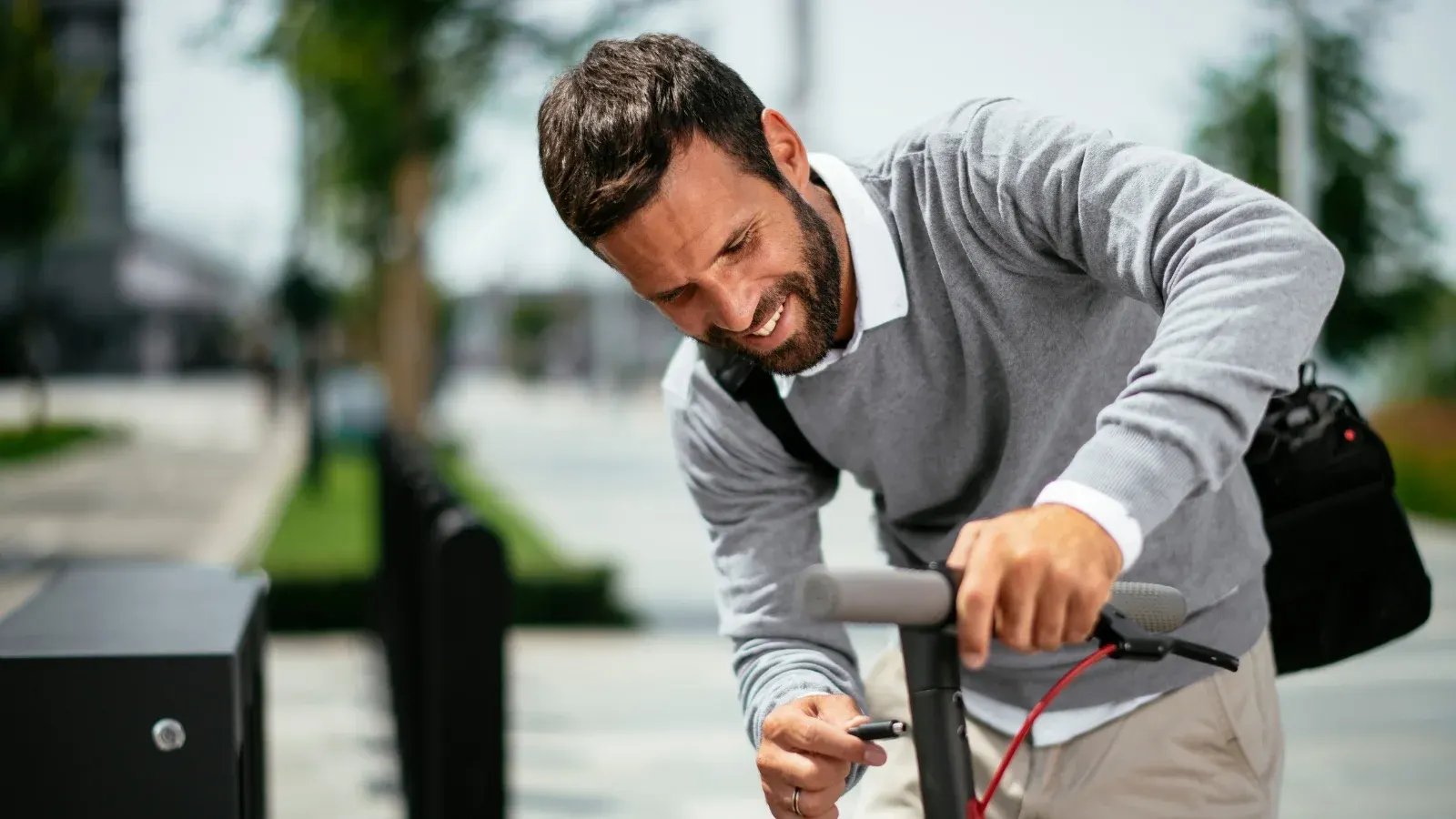 Imagem ilustrativa: estacionamento e carregamento inteligente para bicicletas e trotinetes elétricas
