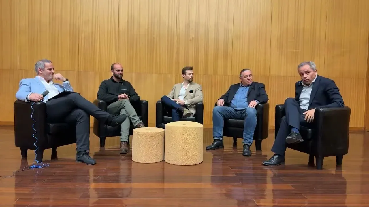 Cartaz do debate «Energia europeia: desafios, riscos e futuro» no Open Day DEE, com o painel de fabricantes europeus