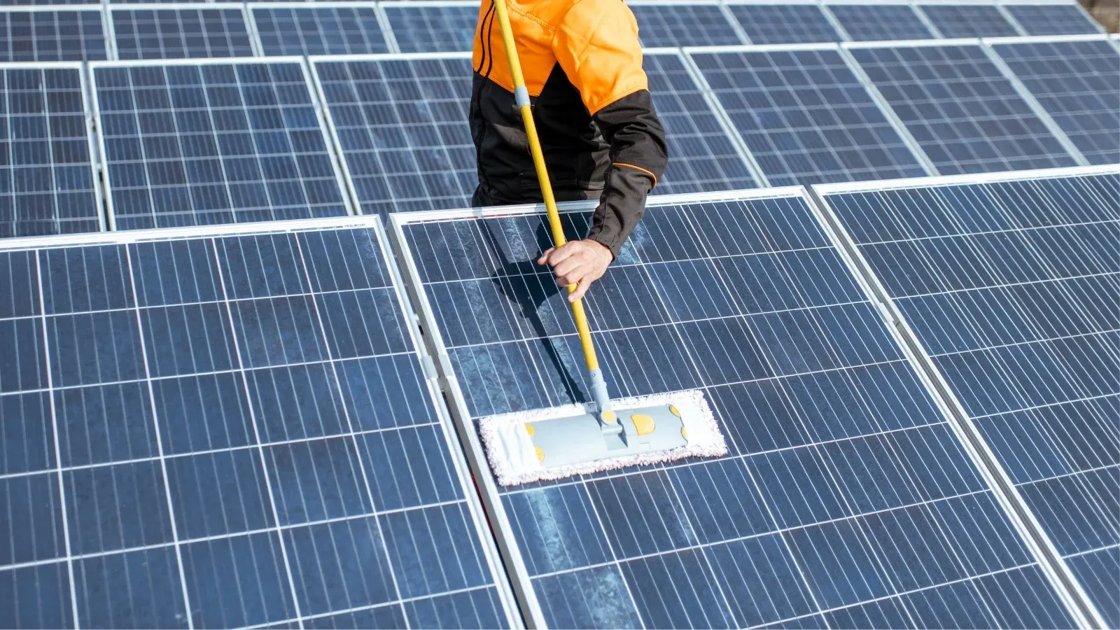 Imagem ilustrativa - Como limpar os painéis solares de forma segura e eficiente