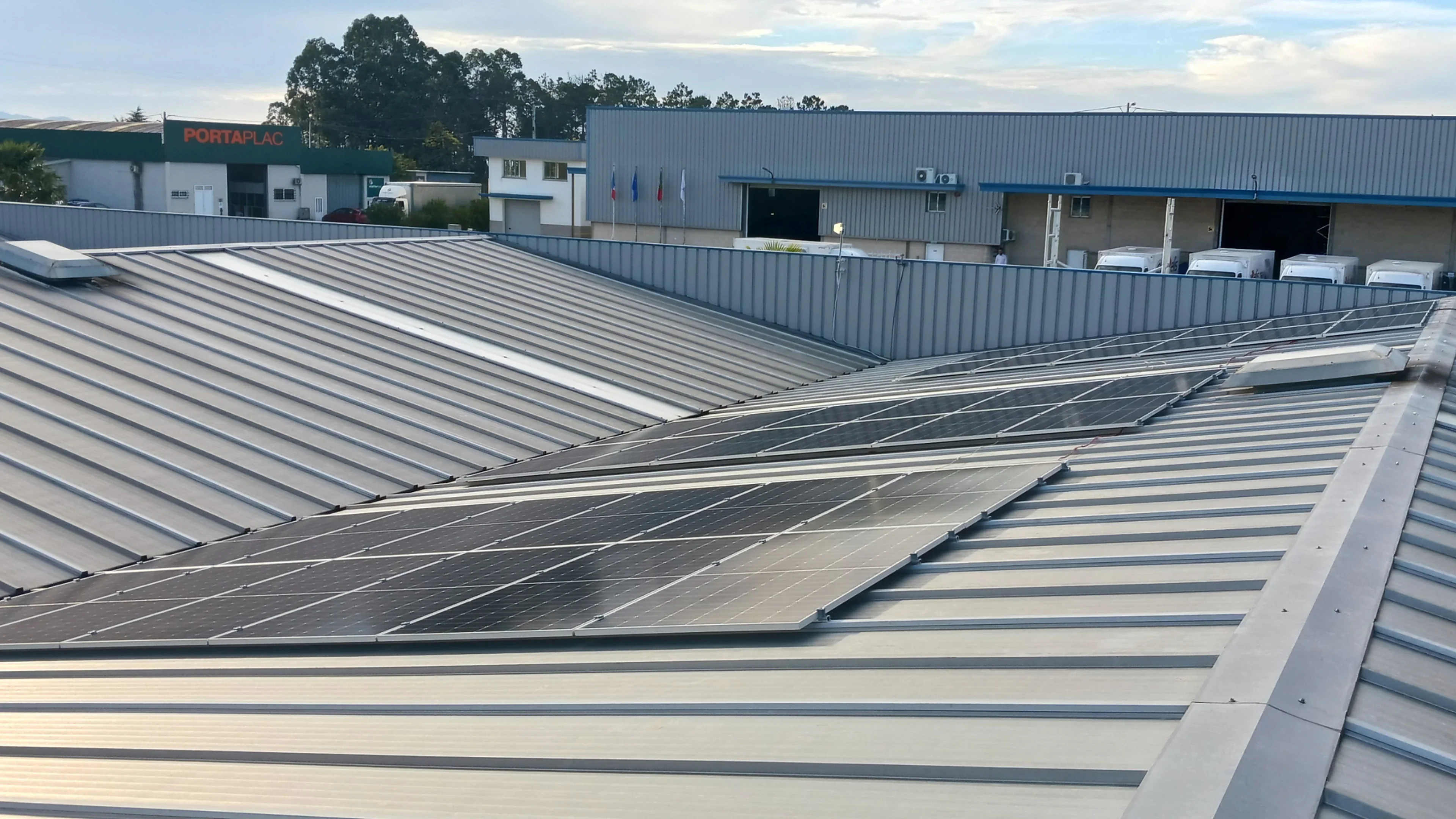 Instalação fotovoltaica e de armazenamento na Liofood.