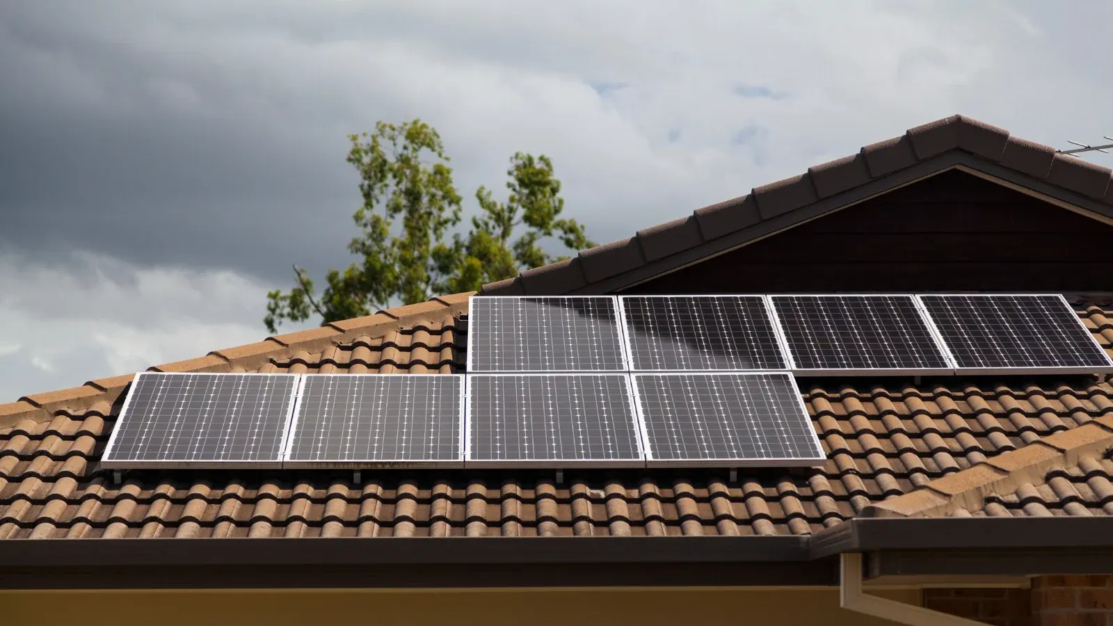 Imagem ilustrativa - Os painéis solares danificam o telhado? Verdade ou mito?