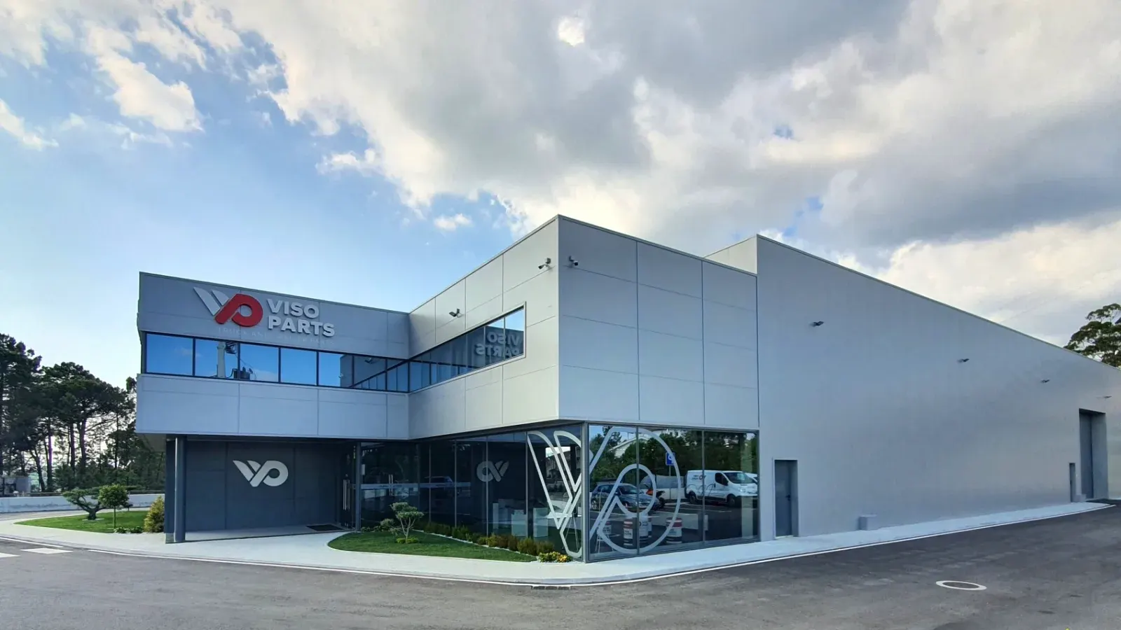 Photovoltaic installation at Visoparts, a truck parts specialist in the Centro region.
