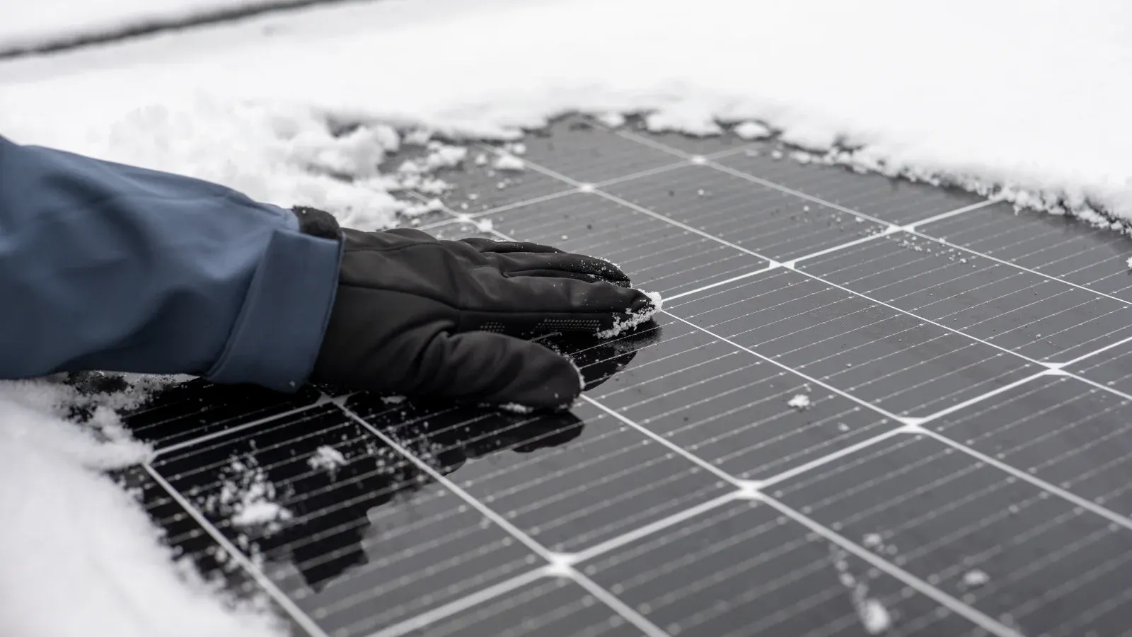 Imagem ilustrativa: sistema fotovoltaico em condições meteorológicas adversas