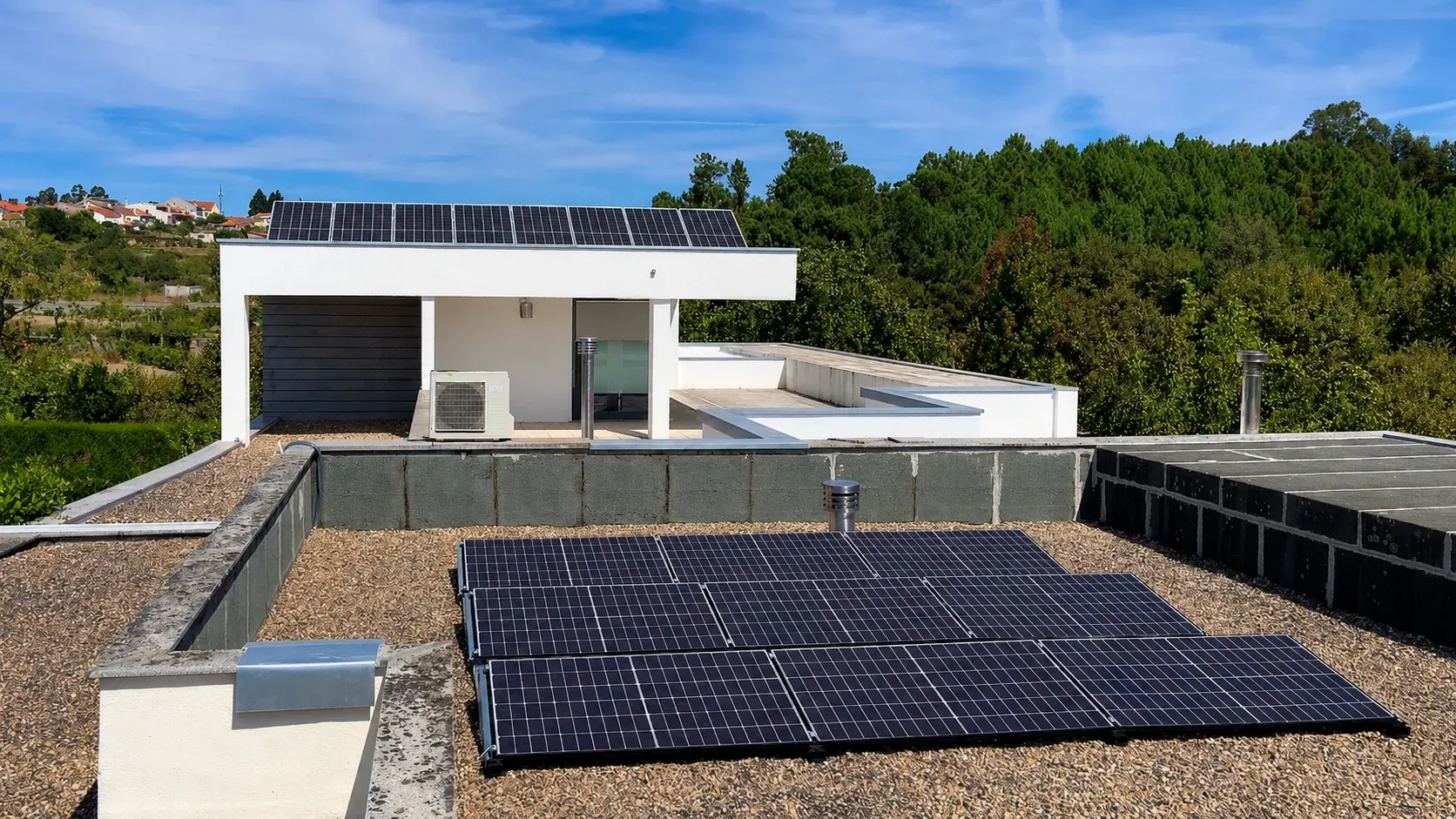 Photovoltaic system with FlatFix Fusion structure installed on a flat residential roof in the Centro region.